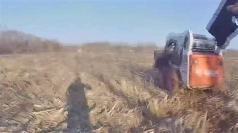 police chase skid steer|Suspect lifts police officer using digger before dumping him.